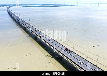 Luftaufnahme der Jamuna-Brücke, die den breiten Jamuna-Fluss überspannt, mit Fahrzeugen, die über die mehrspurige Autobahn im Tangail-Distrikt, Dhaka-Division, fahren Stockfoto