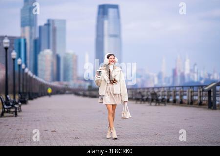 Schicke Winterfrau in New York. Modeporträt der Weihnachtszeit in New York. Urbane Mode in Manhattan. Frau läuft in New York. Mode-Porträt mit Neu Stockfoto