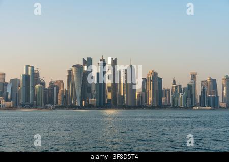 Doha, Katar – 14. Februar 2026: Nahaufnahme der modernen Skyline von Doha über den Arabischen Golf am späten Nachmittag, mit ikonischen Wolkenkratzern. Stockfoto