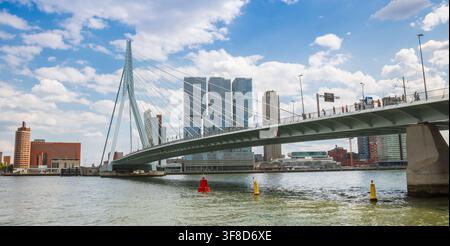Panorama der Erasmus-Brücke im Zentrum von Rotterdam, Niederlande Stockfoto