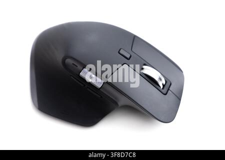 Eine moderne drahtlose ergonomische Computermaus isoliert auf Weiß Stockfoto
