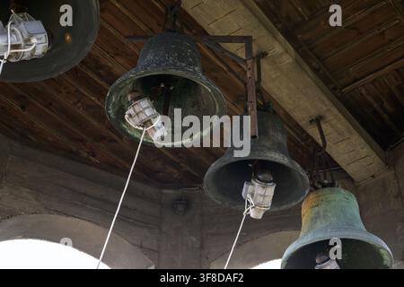 24. Mai 2026 – Petropawlowski-Kloster, Lyaskowets, Bulgarien: Metallglocken hängen im Kloster Glockenturm unter einem hölzernen Dach. Stockfoto
