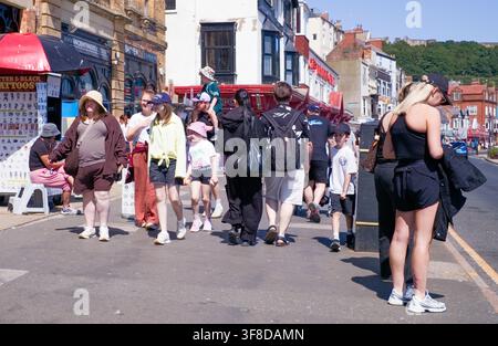 Scarborough-Promenade, Familie geht auf die Kamera zu Stockfoto