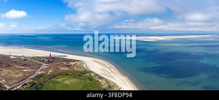 Luftbild eines Leuchtturms auf einer niederländischen Insel mit einer weiteren Insel in der Ferne Stockfoto