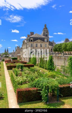 Das königliche Schloss Blois überblickt die farbenfrohen Parterre-Gärten in Blois, Frankreich, mit Sommerblumenbeeten, die von prächtiger historischer Architektur eingerahmt sind. Stockfoto