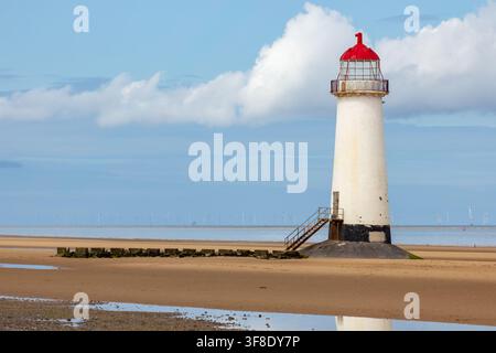 Point-of-Ayr-Leuchtturm steht am sandigen Strand von Talacre Beach in Wales Stockfoto