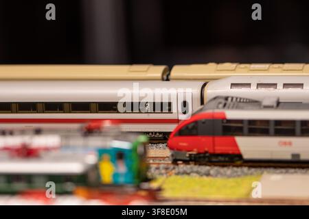 WIEN, ÖSTERREICH, 26. November 2022: Nahaufnahme einer Miniatur-Eisenbahnszene mit Passagierzugmodellen und geringer Schärfentiefe. Stockfoto