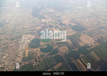 Luftaufnahme der landwirtschaftlichen Felder des Ebro-Flusses, selektive Schärfe Stockfoto