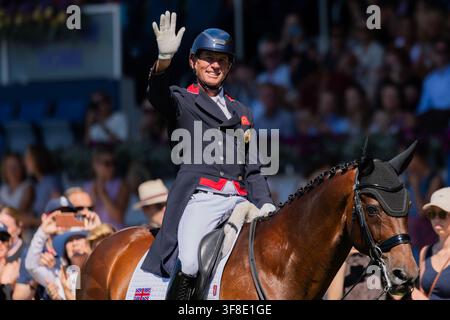 Aachen, Deutschland. 12. Aug., 2026. Reitsport: Weltmeisterschaften, Dressur, Grand Prix Team Finale. Der britische Reiter Carl Hester feiert nach seinem Ritt auf seinem Pferd Fame. Credit: Rolf Vennenbernd/dpa/Alamy Live News Stockfoto