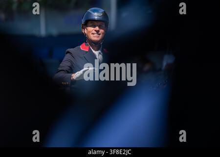 Aachen, Deutschland. 12. Aug., 2026. Reitsport: Weltmeisterschaften, Dressur, Grand Prix Team Finale. Der britische Reiter Carl Hester feiert nach seinem Ritt auf seinem Pferd Fame. Credit: Rolf Vennenbernd/dpa/Alamy Live News Stockfoto