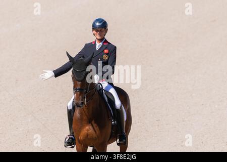 Aachen, Deutschland. 12. Aug., 2026. Reitsport: Weltmeisterschaften, Dressur, Grand Prix Team Finale. Der britische Reiter Carl Hester feiert nach seinem Ritt auf seinem Pferd Fame. Credit: Rolf Vennenbernd/dpa/Alamy Live News Stockfoto