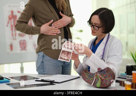 Ärztin erklärt Bauchultraschallbilder in der Klinik Stockfoto