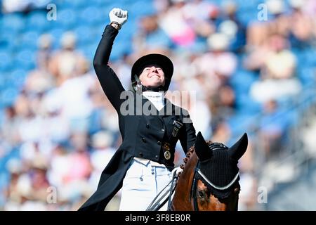 Aachen, Deutschland. 12. Aug., 2026. Pferdesport: Weltmeisterschaften, Dressur, Grand Prix Team Finale. Die deutsche Dressurreiterin Katharina Hemmer gestikuliert, während sie ihr Pferd Denoix reitet. Credit: Uwe Anspach/dpa/Alamy Live News Stockfoto
