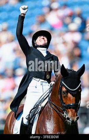 Aachen, Deutschland. 12. Aug., 2026. Pferdesport: Weltmeisterschaften, Dressur, Grand Prix Team Finale. Die deutsche Dressurreiterin Katharina Hemmer gestikuliert, während sie ihr Pferd Denoix reitet. Credit: Uwe Anspach/dpa/Alamy Live News Stockfoto
