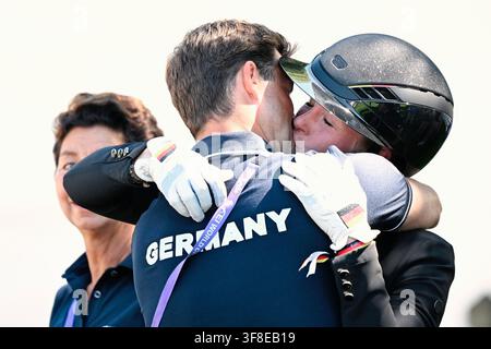 Aachen, Deutschland. 12. Aug., 2026. Pferdesport: Weltmeisterschaften, Dressur, Grand Prix Team Finale. Die deutsche Dressurreiterin Katharina Hemmer nimmt Glückwünsche entgegen. Credit: Uwe Anspach/dpa/Alamy Live News Stockfoto
