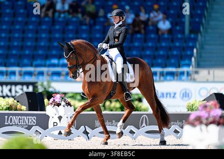 Aachen, Deutschland. 12. Aug., 2026. Reitsport: Weltmeisterschaften, Dressur, Grand Prix Team Finale. Die deutsche Dressurreiterin Katharina Hemmer reitet ihr Pferd Denoix über den Kurs. Credit: Uwe Anspach/dpa/Alamy Live News Stockfoto