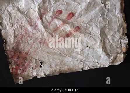 Altes Papier mit rotem Handabdruck — Historische Textur und Mystik auf dunklem Hintergrund Stockfoto