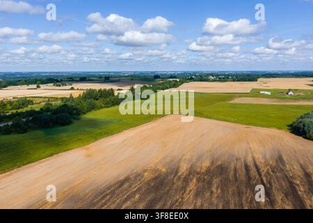 Luftbild von weitläufigen landwirtschaftlichen Feldern und Wiesen unter bewölktem Himmel Stockfoto