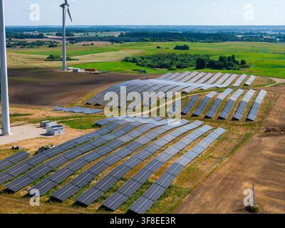 Luftbild von Solarpanelen und Windturbinen auf einem ländlichen Feld Stockfoto