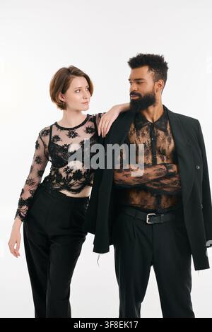 Ein liebevolles multikulturelles Paar teilt einen wunderschönen Moment in stilvoller Kleidung und strahlt Romantik und Charme aus. Stockfoto