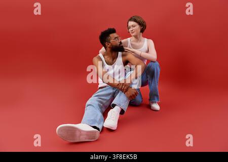 Ein liebevolles multikulturelles Paar teilt einen schönen Moment, lächelt und genießt die gemeinsame Gesellschaft. Stockfoto