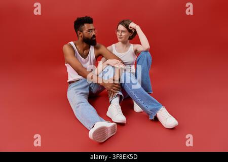 Ein liebevolles multikulturelles Paar teilt einen wunderschönen Moment und umarmt ihre Verbindung in schicker Kleidung. Stockfoto