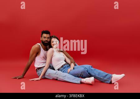 Ein liebevolles multikulturelles Paar in schicker Kleidung teilt einen wunderschönen Moment der Freude und Verbundenheit. Stockfoto