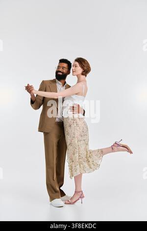 Ein liebevolles multikulturelles Paar genießt einen wunderschönen Moment, umarmt und tanzt in schicker Kleidung. Stockfoto