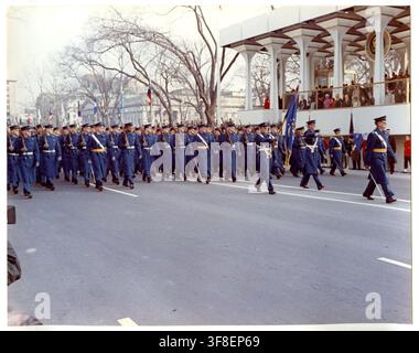 Präsident Lyndon B. Johnson, 36. Präsident der Vereinigten Staaten, und Vizepräsident Hubert H. Humphrey beobachten die Einzugsparade von einem Zuschauerstand vor dem Weißen Haus in Washington, D.C., am 19. Januar 1965, während Kadetten der U.S. Air Force Academy vorbeimarschieren. Stockfoto