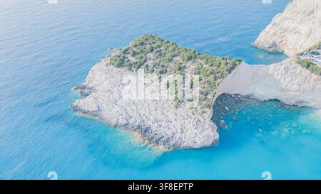 Luftbild von oben eines felsigen Kalksteinkaps mit natürlicher Bogenformation im türkisfarbenen klaren Meerwasser bei Porto Katsiki auf der Insel Lefkada Griechenland Reise-Stockfoto Stockfoto