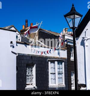 Flaggen und Fahnen schmücken historische Dächer in Lyme Regis, Dorset Stockfoto