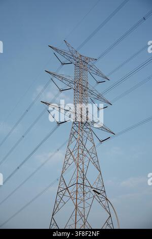 Nahaufnahme eines Hochspannungsmastes mit elektrischen Leitern und Isolatoren. Stockfoto