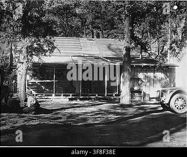 Goetchs Hütte auf Bumble Bee Nr. 1 Lode, ein Bergbauanspruch, in einem Foto von 1935. Stockfoto