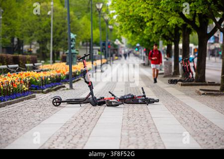 Göteborg, Schweden - April 30 2019: Elektrische Roller auf dem Gehweg, die Fußgänger gefährden. Stockfoto