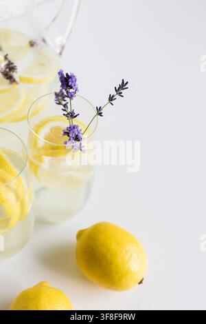 Lavendel-Limonade mit frischen Zitronenscheiben Stockfoto
