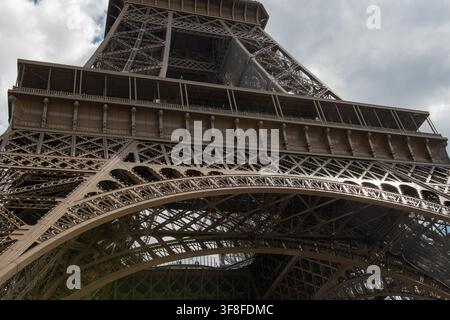 Paris Frankreich: Eiffelturm, Blick von unten Stockfoto