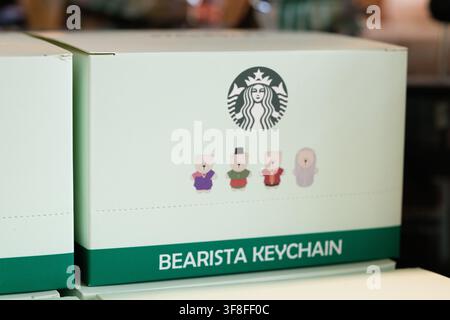 Singapur, Singapur - 3. Oktober 2025: Bearista-Schlüsselanhänger-Ausstellung in Starbucks mit vier entzückenden Bären in traditionellen Outfits vor dem Hintergrund Stockfoto