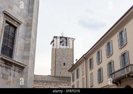Glockenturm der Torre del Broletto und Seitenansicht der Kathedrale von Como, Italien. Stockfoto
