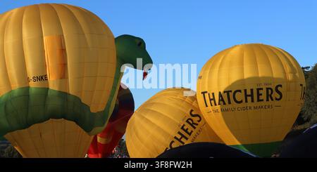 Bristol Balloon Fiesta 2026, Bristols jährliches internationales Heißluftballon-Fest, Heißluftballonfahren, Auf- und Abstieg im Ashton Gate Estate Stockfoto