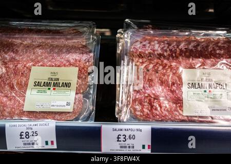 London UK, 12. August 2026, Nahaufnahme von vorgepackter italienischer Salami Milano und Salami Napoli auf einem Regal von Marks And Spencer Stockfoto