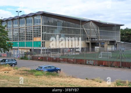 Außenansicht des Crystal Palace National Sports Centre-Gebäudes, London, UK. Blick von Nordwesten. Enthält Schwimmbad und Sporthalle. 2026. Stockfoto