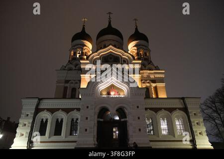 Tallinn, Estland-29. Nov. 2025: Tiefoffnung der symmetrischen beleuchteten Fassade der Alexander-Newski-Kathedrale bei Nacht. Stockfoto