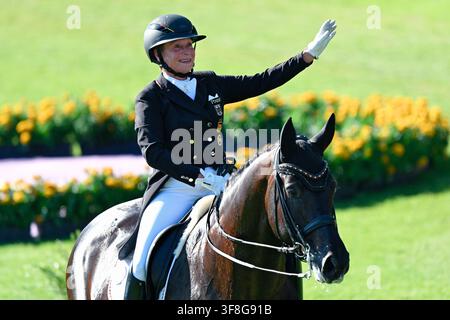 Aachen, Deutschland. 12. Aug., 2026. Pferdesport: Weltmeisterschaften, Dressur, Grand Prix Team Final. Die deutsche Dressurreiterin Isabell Werth auf Wendy de Fontaine winkt. Credit: Uwe Anspach/dpa/Alamy Live News Stockfoto