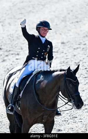 Aachen, Deutschland. 12. Aug., 2026. Pferdesport: Weltmeisterschaften, Dressur, Grand Prix Team Finale. Die deutsche Dressurreiterin Isabell Werth, auf Wendy de Fontaine sitzend, gestikuliert. Credit: Uwe Anspach/dpa/Alamy Live News Stockfoto