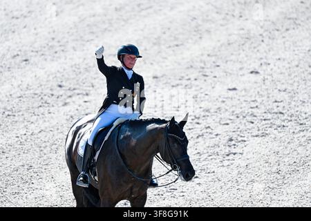 Aachen, Deutschland. 12. Aug., 2026. Pferdesport: Weltmeisterschaften, Dressur, Grand Prix Team Finale. Die deutsche Dressurreiterin Isabell Werth, auf Wendy de Fontaine sitzend, gestikuliert. Credit: Uwe Anspach/dpa/Alamy Live News Stockfoto