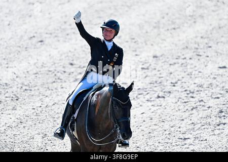 Aachen, Deutschland. 12. Aug., 2026. Pferdesport: Weltmeisterschaften, Dressur, Grand Prix Team Finale. Die deutsche Dressurreiterin Isabell Werth, auf Wendy de Fontaine sitzend, gestikuliert. Credit: Uwe Anspach/dpa/Alamy Live News Stockfoto