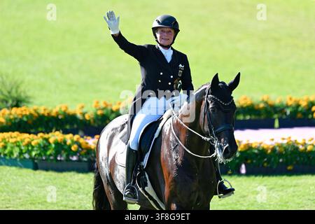 Aachen, Deutschland. 12. Aug., 2026. Pferdesport: Weltmeisterschaften, Dressur, Grand Prix Team Final. Die deutsche Dressurreiterin Isabell Werth auf Wendy de Fontaine winkt. Credit: Uwe Anspach/dpa/Alamy Live News Stockfoto