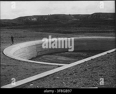 Eine detaillierte Ansicht des Tropfbeckens des Cottonwood-Flumes auf dem Interstate-Kanal, Teil des North-Platte-Projekts in Wyoming und Nebraska, fotografiert am 28. August 1907 während des Baus des Pathfinder-Damms. Stockfoto