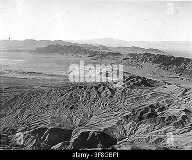 Luftaufnahme des Gebiets in der Nähe des Hoover-Staudamms, mit Boulder City in der Ferne und der Babcock- und Wilcox-Mühle rechts, aufgenommen am 11. Februar 1933 während des Baus des Staudamms in Boulder City, Nevada. Stockfoto