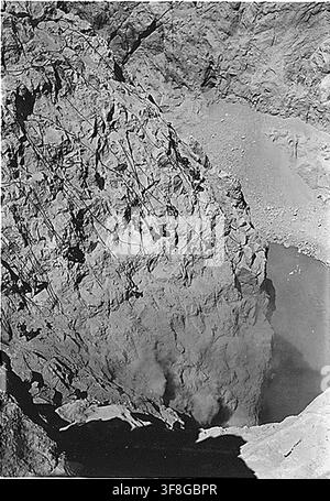 Höhenarbeiter bei der Arbeit an den Arizona-Einlasstürmen während des Baus des Hoover-Damms, Boulder City, Nevada, am 15. August 1932. Stockfoto